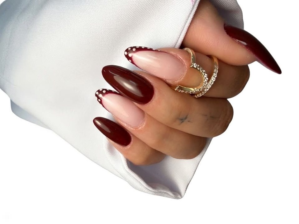 Manicure migdałowy w bordowym lakierze z akcentem zdobienia
